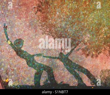 Le ombre di due persone su una piscina con fontana basso Foto Stock