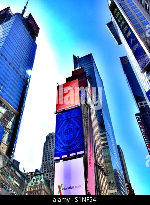Grattacieli in tempo piazza coperta con i cartelloni in pubblicità, New York City, Stati Uniti d'America Foto Stock