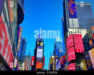 Grattacieli in edifici in tempo piazza coperta in annunci pubblicitari e cartelloni, New York City, Stati Uniti d'America Foto Stock
