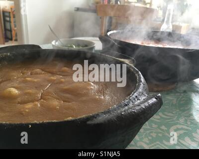 Cibo brasiliano in una pentola di creta Foto Stock