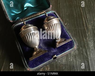 Una coppia di antichi inglese argento massiccio il sale e il pepe nel caso originale Foto Stock