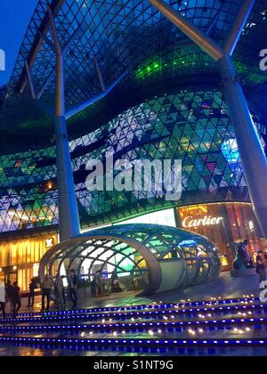 ION Orchard, Singapore premier quartiere dello shopping al crepuscolo Foto Stock