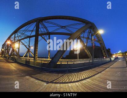 Alexandra ponte sul fiume Ottawa collega la città di Ottawa, Ontario con la città di Gatineau, Quebec, entrambi in Canada, settembre 2017. Photomerge imita la tecnica fish eye. Foto Stock