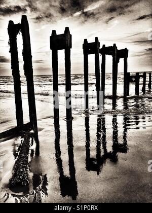 In disuso della canalizzazione fognaria, bawdsey traghetto, suffolk, Regno Unito. Foto Stock