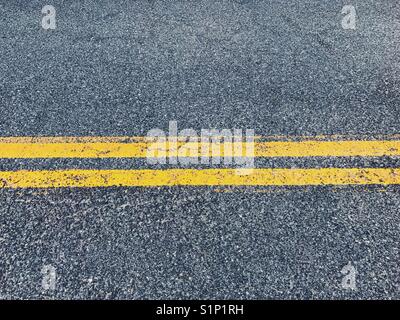 Le linee gialle su una strada nel New Jersey, USA. Foto Stock