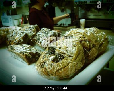 Biscotti e dolci avvolti in plastica Foto Stock