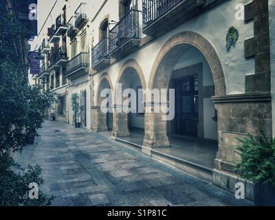 Calle major, area pedonale per Main Street nella città vecchia di javea, provincia di alicante, Spagna Foto Stock
