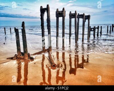 Tubi fognari in disuso, costa del Mare del Nord, Bawdsey Ferry, Suffolk, Inghilterra. Foto Stock