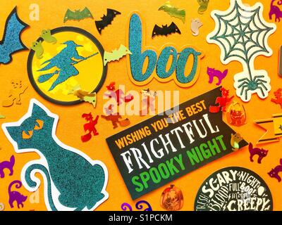 A tema Halloween collage. Gatti, pipistrelli, fantasmi, zucche e streghe, etc Foto Stock