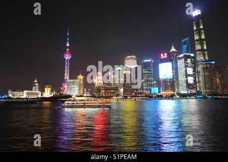 (Shanghai Pudong)skyline visto dal Bund di notte. Foto Stock