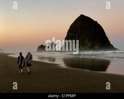 Sunrise e Haystack Rock, Cannon Beach, Oregon Foto Stock