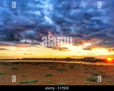 Tramonto sul fiume Deben estuario, Bawdsey traghetto, Suffolk, Inghilterra. Foto Stock