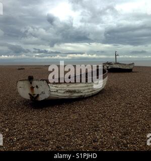 Barche di pescatori sulla spiaggia di Aldeburgh Foto Stock