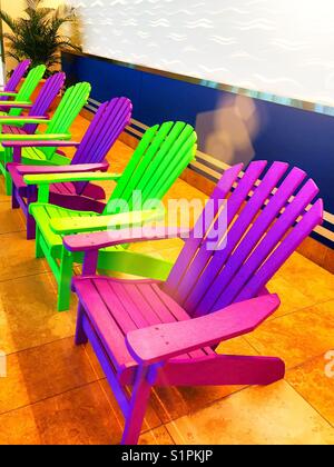 Colorate sedie Adirondack nel terminal passeggeri,'Aeroporto Internazionale di Myrtle Beach, Carolina del Sud, STATI UNITI D'AMERICA Foto Stock