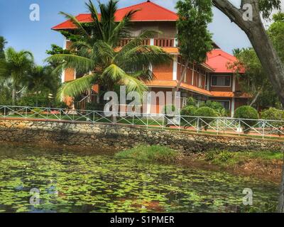 Villa di lusso show home in un resort tropicale con giglio naturale piscina davanti Foto Stock