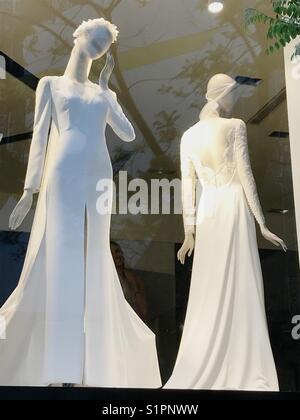 Due manichini che indossano abiti da sposa nella vetrina di un negozio. Madrid. Spagna. Foto Stock