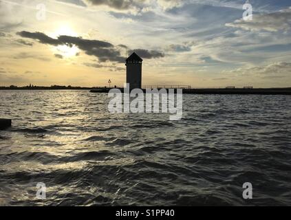 Batemans Tower, Brightlingsea, Essex, raffigurato nel tardo pomeriggio con bassa sun cattura l'acqua Foto Stock