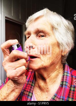 Gli asmatici mediante inalatore Foto Stock