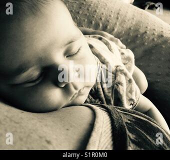 Neonato ragazza dorme sulla madre di spallamento Foto Stock