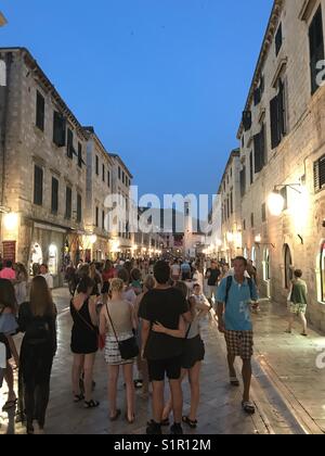 Persone in Dubrovnik per le strade delle città di notte, Croazia, Europa Foto Stock