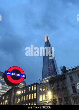 La Shard è visto da di Borough High Street in metropolitana dalla stazione metropolitana in Inghilterra Foto Stock