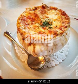 Zuppa francese di cipolle con molto formaggio. Foto Stock