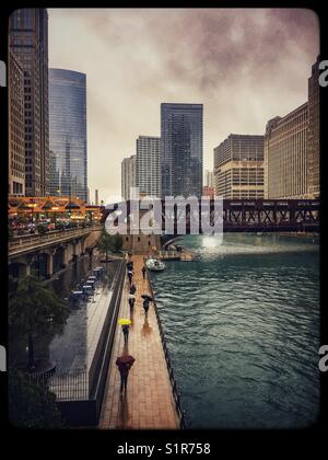 Chicago riverwalk in un giorno di pioggia in autunno Foto Stock