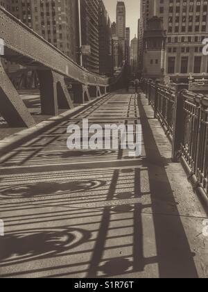 Autunno lunghe ombre la riflessione di Chicago del ponte artwork on LaSalle Street Foto Stock