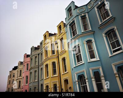 Case dipinte in colori diversi in Tenby, Galles Ottobre 2017 Foto Stock