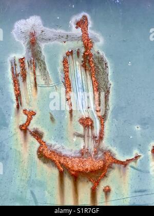 Disegni astratti, ruggine e vernice a cassetti sul lato del bidone dei rifiuti, Oregon Foto Stock