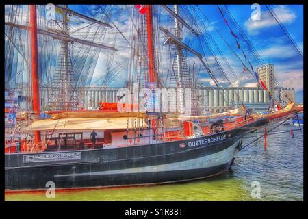 Oosterschelde un olandese 3 masted topsail schooner costruito nel 1918 prendendo parte al Rendez-vous 2017 TALL SHIPS REGATTA, Quebec, Canada Foto Stock