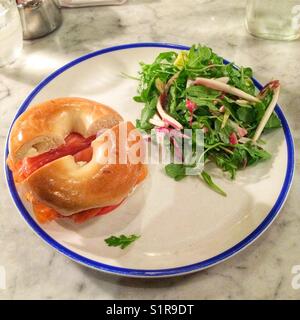 Salmone affumicato caviale nero e crema di formaggio bagel, upper west side di New York City, Stati Uniti d'America. Foto Stock