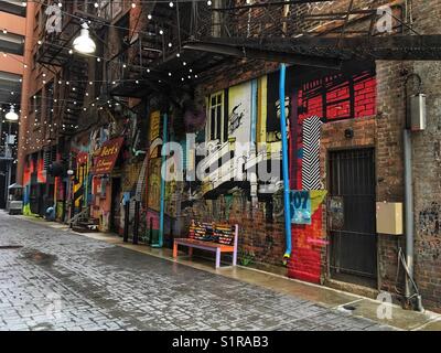 Detroit, Michigan alley con graffiti art wall Foto Stock