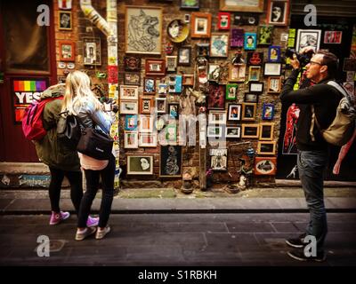 Le persone che assumono le foto di arte di strada a Melbourne Foto Stock