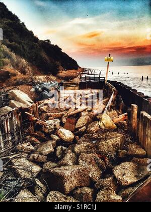 Effetti di erosione costiera, Bawdsey traghetto, Suffolk, Regno Unito. Foto Stock