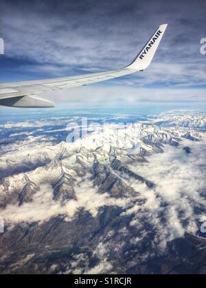 Oltre KIRCHE GASENRIED. Il 28 ottobre 2017. L'ala di un jet di Ryanair oltre le Alpi svizzere. La compagnia aerea assediati sta facendo del suo meglio per tornare in clienti " buoni libri. Foto Stock