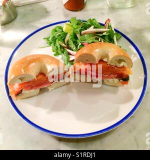 Salmone affumicato caviale nero e crema di formaggio bagel, upper west side di New York City, Stati Uniti d'America. Foto Stock