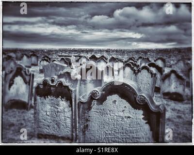 Un retrò & effetto vintage immagine di righe di lapidi nel sagrato della chiesa di St. Mary, Whitby, nello Yorkshire, Inghilterra, Regno Unito. Credito foto - © COLIN HOSKINS. Foto Stock