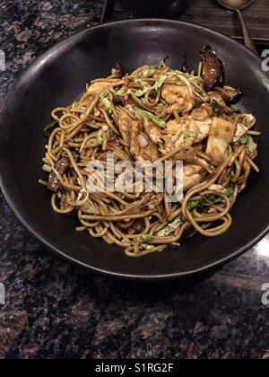 Tagliatelle cinesi con pollo, Karachi, Pakistan Foto Stock