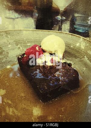 Sticky toffee pudding con gelato Foto Stock
