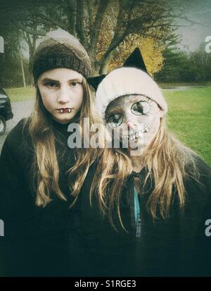 Due ragazze in costume di Halloween con trucco Foto Stock