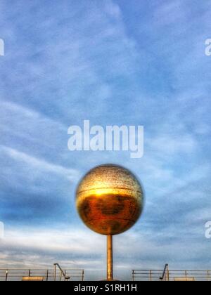 Glitter gigante palla scultura in movimento su Blackpool South Promenade Foto Stock