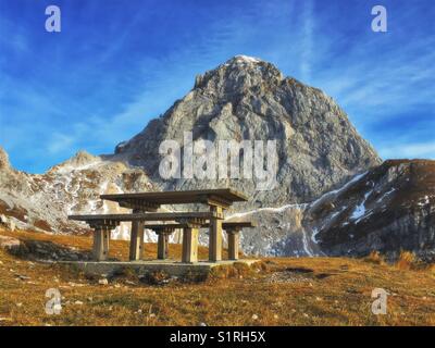 Panchine per picnic e la tabella a mangart pass Julian Alps, slovenia Foto Stock