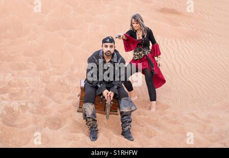 Pirati con un tesoro in un deserto Foto Stock