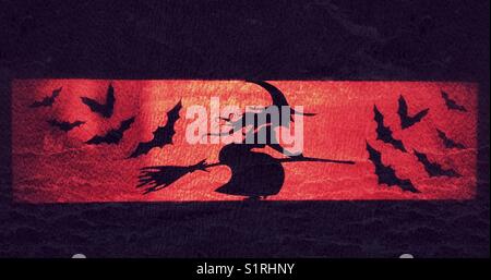 Spaventosa strega di Halloween e pipipistrelli volanti sagomati su uno sfondo rosso grintoso Foto Stock