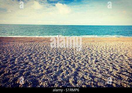 Lone figura su Chesil Beach, Dorset, Regno Unito Foto Stock