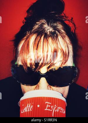 Donna di bere un take away caffè Foto Stock