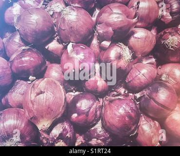 Grandi persone di cipolle rosse nel supermercato Foto Stock