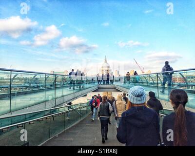 La gente cammina su Millennium Bridge, progettato da Norman Foster. La Cattedrale di St Paul è visto in lontananza. Foto scattata il 3 novembre 2017 Foto Stock