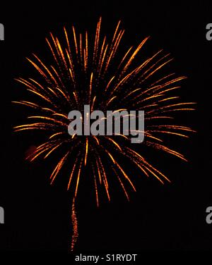 Un'incredibile esplosione di fuochi d'artificio arancioni e gialli. Questi sono parte integrante delle celebrazioni Bonfire Night il 5 novembre nel Regno Unito e dell'Independence Day negli Stati Uniti. Foto © COLIN HOSKINS. Foto Stock